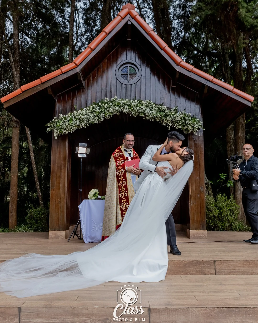 Capela Garden do Arufest, cercada por árvores, no casamento de Isa e Ricardo