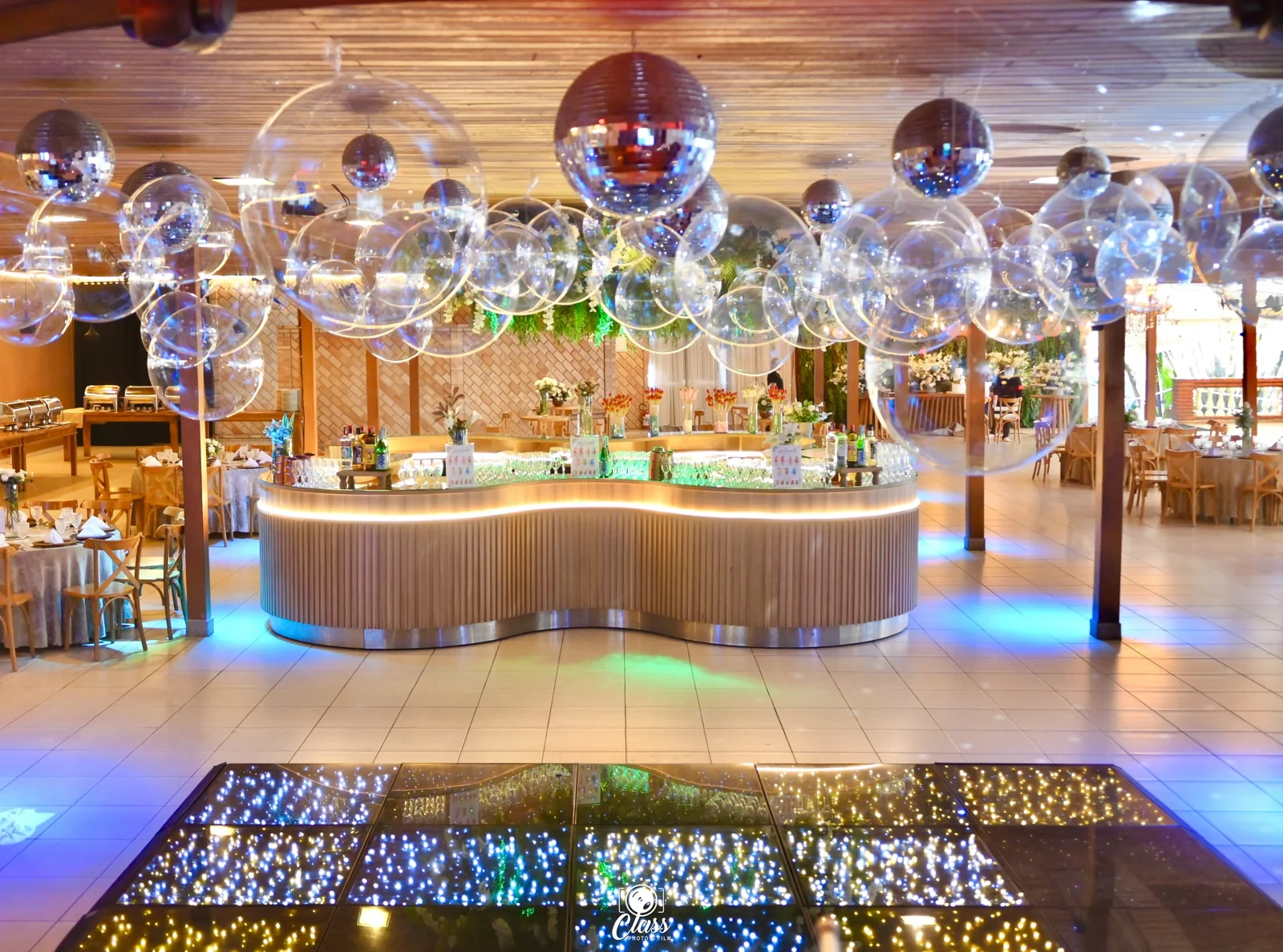 Bar e iluminação integrados ao salão do Arufest