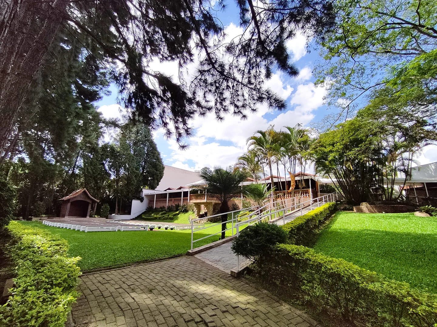 Jardins, caminhos e acesso ao salão do Sítio Arufest Eventos